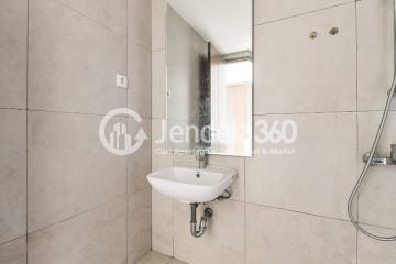 Bathroom 2BR Apartment with City View at Chadstone Cikarang