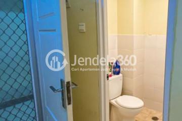 Bathroom Cozy Studio Apartment Middle Floor with City View at Teluk Intan Apartment