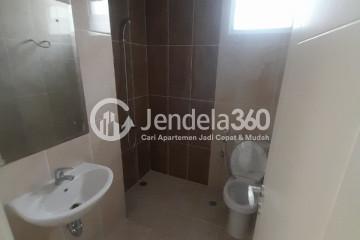 Bathroom 2 Low Floor 4BR Apartment with City View at Rainbow Springs Condovillas