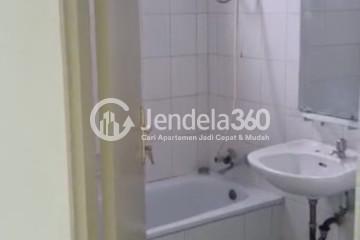 Bathroom 3BR Graha Cempaka Apartment at Low Floor