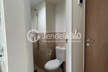 Bathroom 2BR Podomoro Golf View Apartment at Low Floor