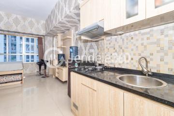 Kitchen Studio Apartment with  View at The Springlake Summarecon