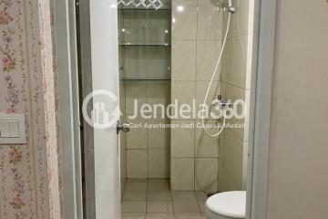 Bathroom 2BR Apartment with City View at The Springlake Summarecon