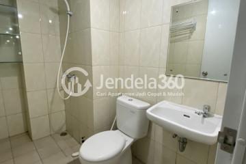 Bathroom 2BR Apartment with City View at The Springlake Summarecon