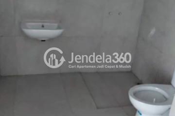 Bathroom 3BR Apartment with City View at Chadstone Cikarang