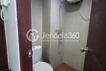 Bathroom Affordable Studio Apartment Middle Floor with City View at Taman Melati Jatinangor Apartment