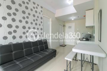 Living Room Furnished 2BR Apartment, 5 Mins to Train Station