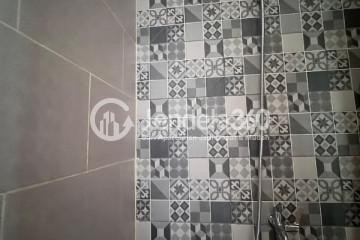 Bathroom Homey Studio Apartment High Floor with City View at Mahata Serpong Apartment