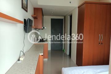 Bedroom Homey Studio Apartment High Floor with City View at Mahata Serpong Apartment