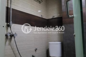 Bathroom Trendy 1BR Apartment at Puncak Kertajaya Apartment Low Floor