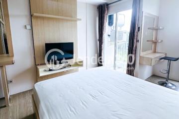 Bedroom Low Floor Studio Apartment with pool View at Tamansari Skylounge Apartment