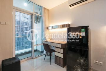 Working Room Tidy Studio Apartment at Brooklyn Alam Sutera Apartment with City View