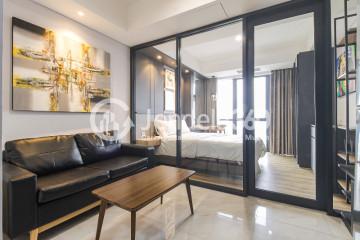 Living Room Luxurious 1BR Apartment at Alam Sutera with Unblocked City View