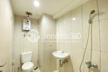 Bathroom 2BR Apartment with City View at Grand Kamala Lagoon Apartment