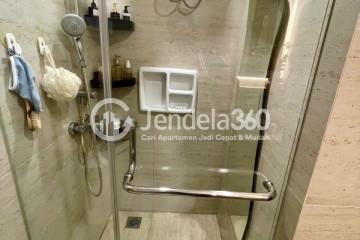 Bathroom Low Floor Studio Apartment with swimming pool View at The Accent Bintaro