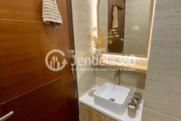 Bathroom Low Floor Studio Apartment with swimming pool View at The Accent Bintaro