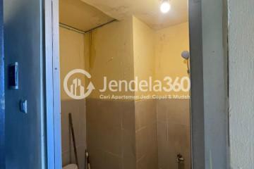 Bathroom Simply Look Studio Apartment at Menara Rungkut Apartment Low Floor