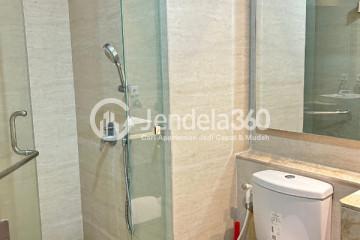 Bathroom Studio Apartment with City View at Gold Coast Apartment