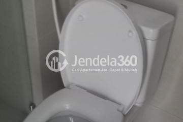 Bathroom Middle Floor Studio Apartment with City View at Green Sedayu Apartment