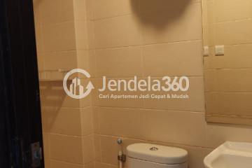 Bathroom Studio Apartment with Swimming Pool View at Saveria Apartment