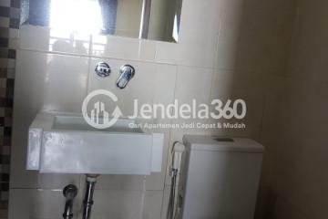 Bathroom Middle Floor 2BR Apartment with  View at Green Central City Apartment