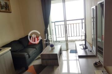 Living Room Middle Floor 2BR Apartment with  View at Green Central City Apartment