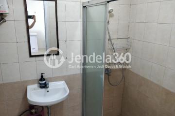 Bathroom Best Deal 1BR Apartment at Paladian Park Tower F