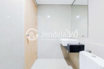 Bathroom 1BR Apartment with Swimming Pool View at Embarcadero Bintaro Apartment