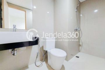 Bathroom 1BR Apartment with Swimming Pool View at Embarcadero Bintaro Apartment