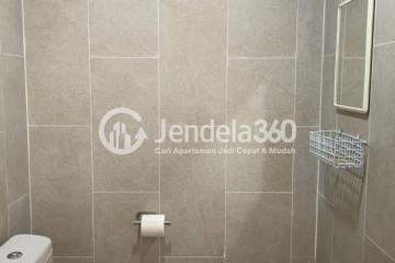 Bathroom Strategic Location Studio Apartment Middle Floor with City View at Taman Melati Margonda Apartment