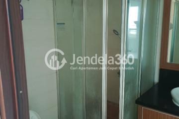 Bathroom 2BR Apartment with City View at Paladian Park