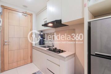 Kitchen Low Floor Studio Apartment with Swimming pool View at The Nest Apartment