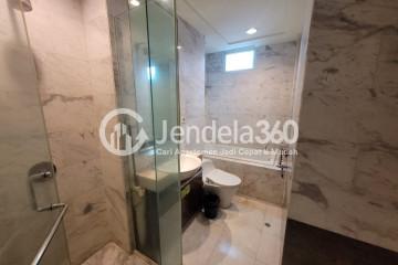 Bathroom 2BR Apartment with Swimming Pool View at The Peak Apartment