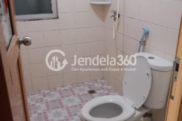 Bathroom Homey 2BR Apartment Low Floor with  View at City Park Apartment