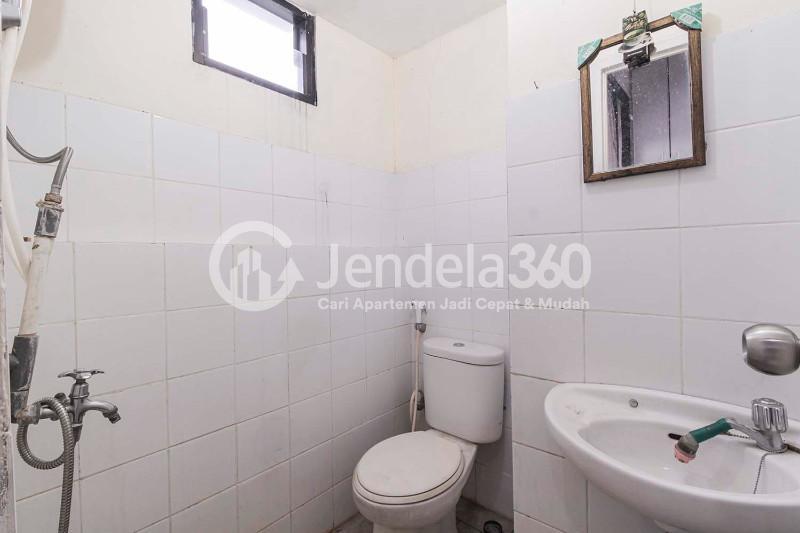 Bathroom High Floor Studio Apartment at Kebagusan City Apartment with City View and Affordable Price