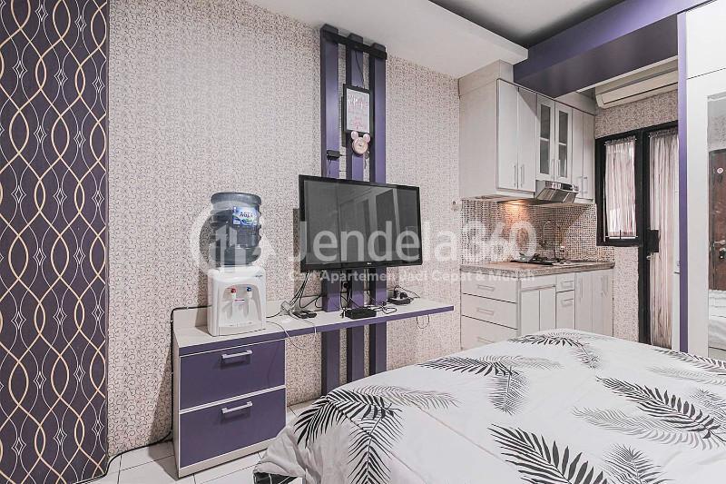 Bedroom High Floor Studio Apartment at Kebagusan City Apartment with City View and Affordable Price