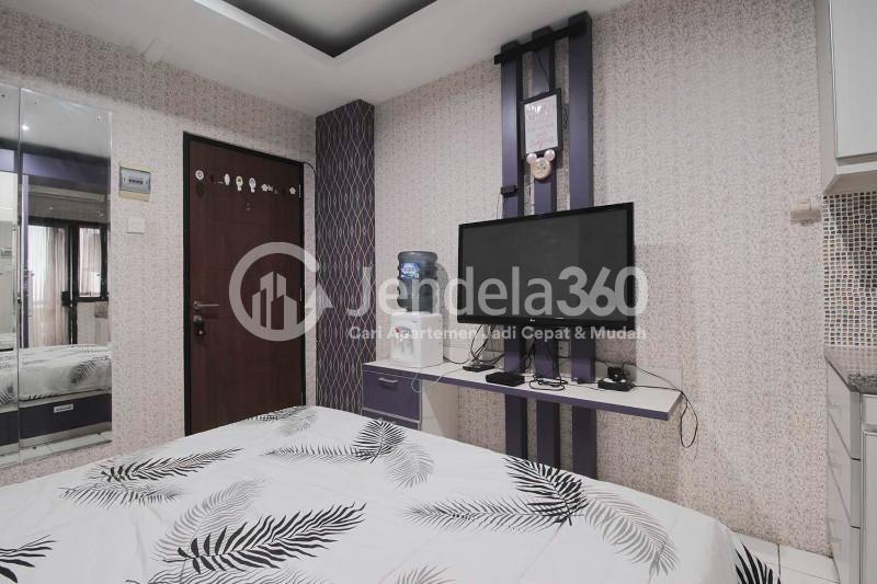 Bedroom High Floor Studio Apartment at Kebagusan City Apartment with City View and Affordable Price