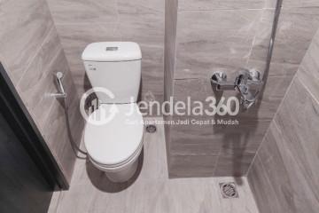 Bathroom Strategic Location Studio Apartment Low Floor with  View at Collins Boulevard Apartment