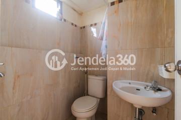 Bathroom Stylish Studio Apartment at Kebagusan City Apartment Low Floor