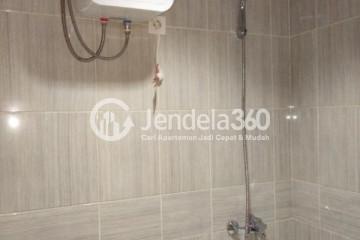 Bathroom 1BR Apartment with City View at Vasanta Innopark Apartment