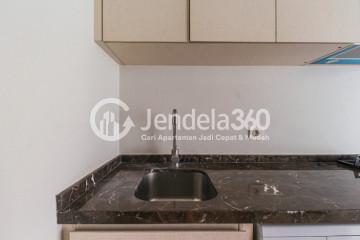 Kitchen Flawless Studio Apartment Middle Floor with City View at Green Sedayu Apartment