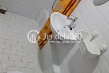 Bathroom Relaxed 1BR Apartment Middle Floor with  View at Kingland Avenue Apartment