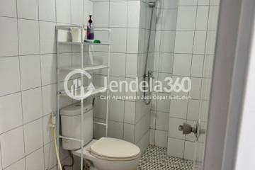 Bathroom Low Floor 2BR Apartment with  View at Emerald Bintaro Apartment