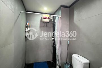 Bathroom Low Floor 1BR Apartment with  View at Paddington Heights Apartment