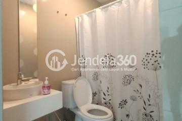 Bathroom High Floor 1BR Apartment with City View at Tree Park BSD