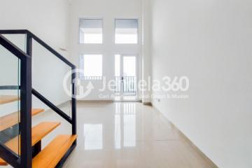 Living Room 1BR Apartment with City View at Kingland Avenue Apartment