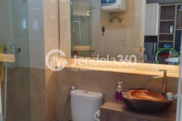 Bathroom Middle Floor 1BR Apartment with City View at Silkwood Residence