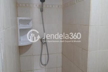 Bathroom Low Floor Studio Apartment with  View at Puncak Kertajaya Apartment