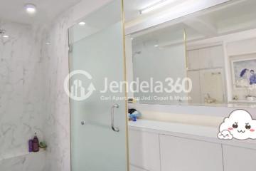 Bathroom Strategic Location 2BR Apartment Low Floor with City View at Semanan Indah Apartment