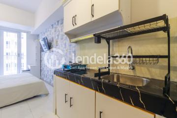 Kitchen High Floor Studio Apartment with City View at Tokyo Riverside Apartment